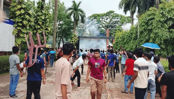 ডুয়েটে নতুন উপাচার্যের নিয়োগকে কেন্দ্র করে শিক্ষার্থীদের দুপক্ষের সংঘর্ষ