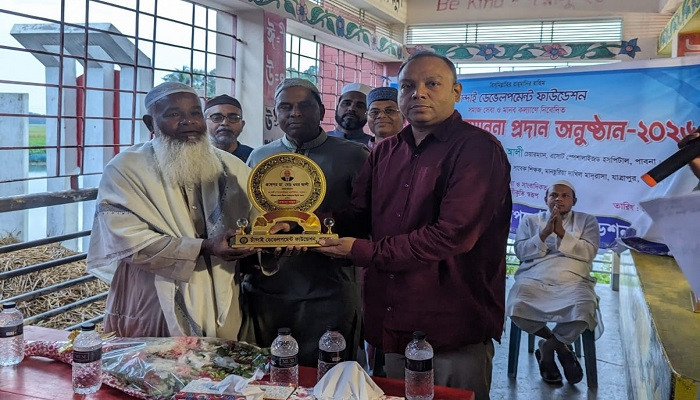 ​পাবনায় চাঁন্দাই ডেভেলপমেন্ট ফাউন্ডেশনের উদ্যোগে গুণীজন সম্মাননা প্রদান