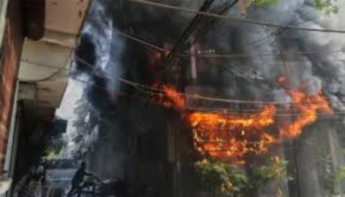 ​দিল্লির হোটেলে ভয়াবহ আগুন, ঘুমন্ত অবস্থায় ২১ জনের মৃত্যু