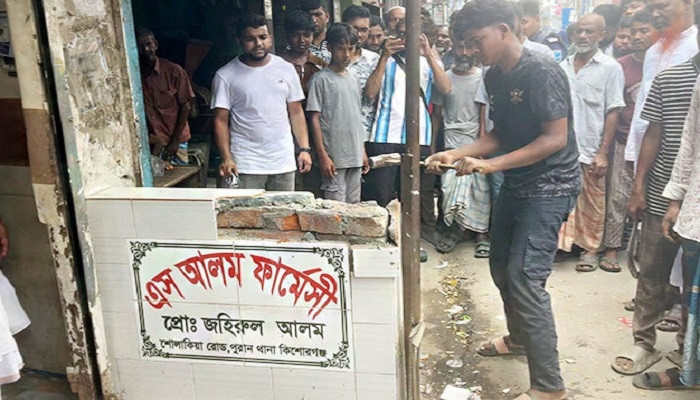 ​কিশোরগঞ্জে ফুটপাত মুক্ত করতে উচ্ছেদ অভিযান