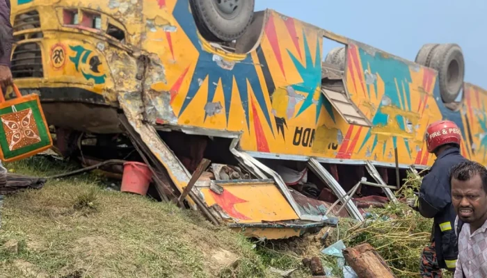 ​ব্রাহ্মণবাড়িয়ায় নিয়ন্ত্রণ হারিয়ে খাদে বাস, নিহত ৪