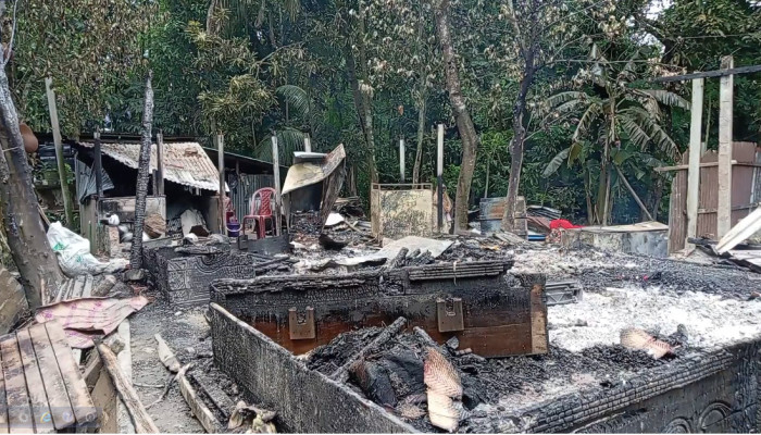 ​বেগমগঞ্জে প্রবাসী যুবদল নেতার বাড়িতে অগ্নিসংযোগ, খোলা আকাশের নিচে পরিবার