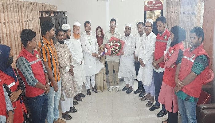 জেলা পরিষদ প্রশাসক হাবিবকে রেড ক্রিসেন্টের শুভেচ্ছা