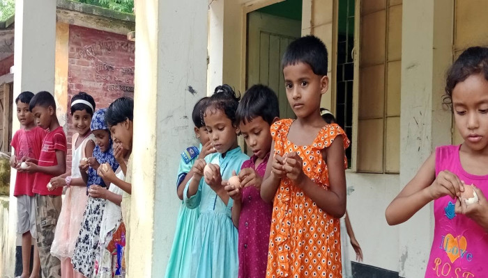 ​স্কুল ফিডিংয়ে শিক্ষার্থীরা পাচ্ছেন দুধ রুটি কলা বেড়েছে উপস্থিতি