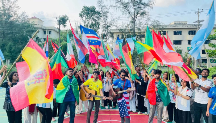​বিশ্বকাপের আমেজে নোবিপ্রবিতে ফ্ল্যাশ মব, উচ্ছ্বাসে মেতেছে ফুটবলপ্রেমীরা