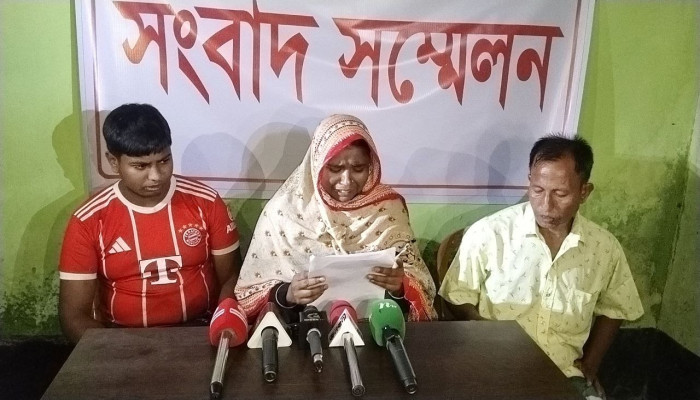 ​নওগাঁয় ১৩ বছরের স্কুলছাত্রীকে অপহরণের অভিযোগ, উদ্ধারের দাবিতে সংবাদ সম্মেলন