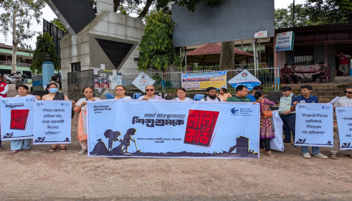 সাতক্ষীরায় সুষ্ঠু বর্জ্য ব্যবস্থাপনার দাবিতে মানববন্ধন