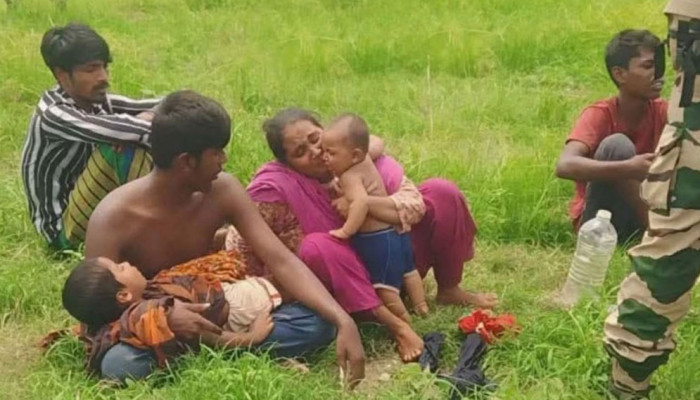 এভাবে ফেলায় রাখিয়েন না, বাচ্চাগুলা মরে যাবে, সীমান্তে কাঁদছেন মা