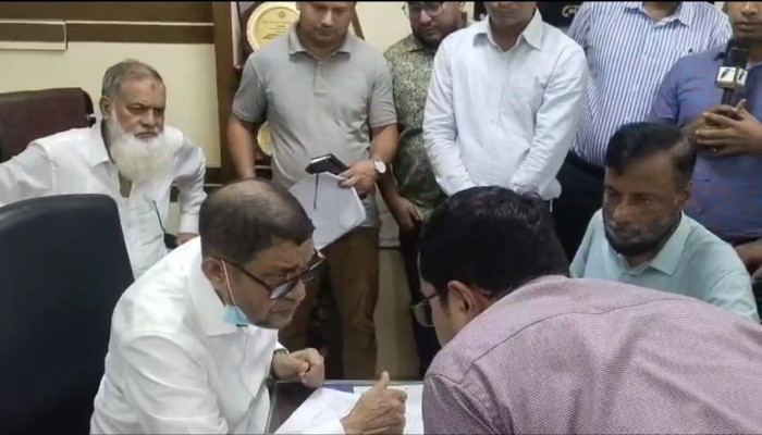 নোয়াখালী জেনারেল হাসপাতালে স্বাস্থ্যমন্ত্রীর আকস্মিক অভিযান, তত্ত্বাবধায়ক ক্লোজড