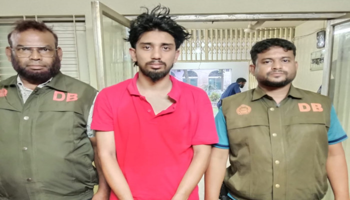 ​দিনাজপুরে ডিবি পুলিশ কর্তৃক ১ টি গিয়ার চাকুসহ একজন চাঁদাবাজ গ্রেফতার