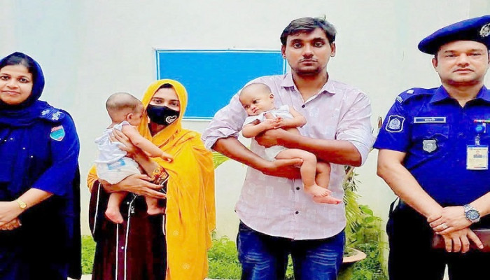 ​মহেশপুরের আলোচিত যমজ কন্যা সহ স্বামীর ঘরে ফিরলেন রিনা খাতুন