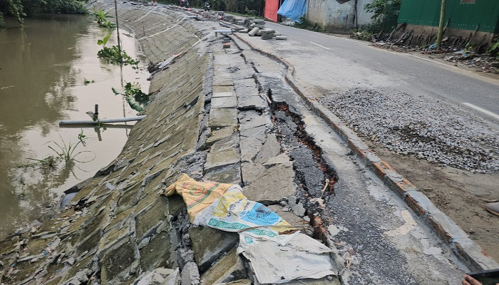 ​ঠিকাদারের হস্তান্তরের সাত মাসের মধ্যেই সুতি নদীর ডান পাড় বাঁধে ধস