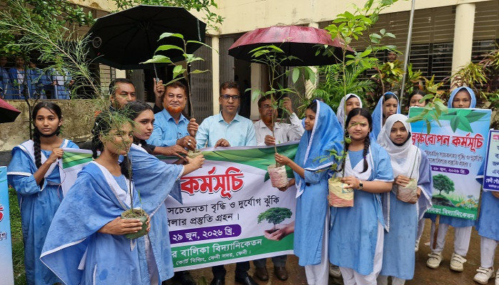 ​ফেনীর পৌরসভার পরিচালিত দুটি স্কুলে বৃক্ষরোপন, চারা বিতরণ ও বর্ণাঢ্য র‍্যালী