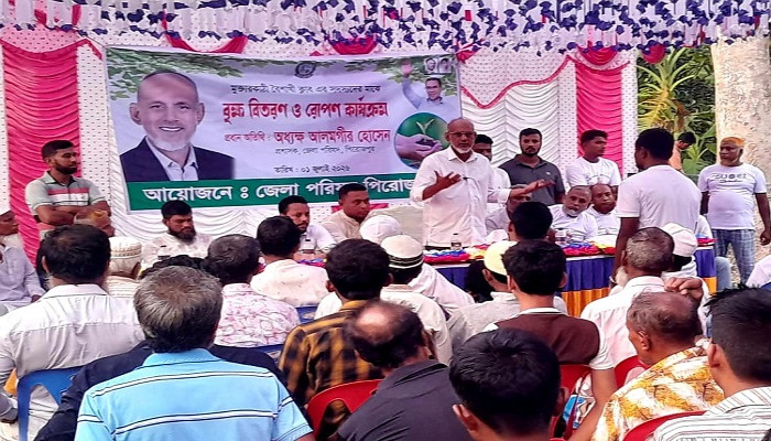 ​পিরোজপুরে মুক্তারকাঠি বৈশাখী ক্লাবের সদস্যদের মাঝে বৃক্ষরোপণ ও চারা বিতরণ