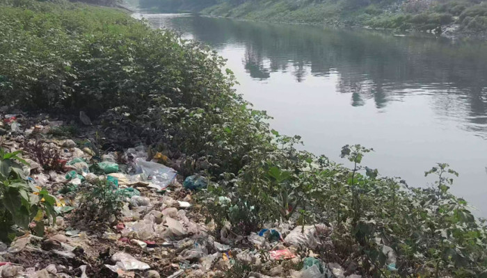 দখল-দূষণে মৃতপ্রায় চুয়াডাঙ্গার ঐতিহ্যবাহী মাথাভাঙ্গা নদী