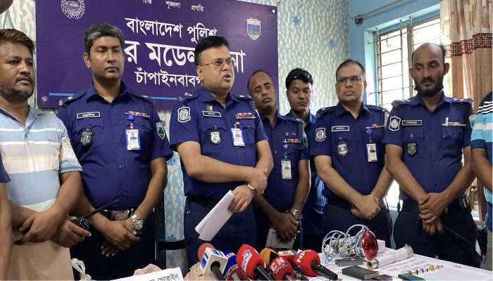 ​চাঁপাইনবাবগঞ্জে পুলিশের অভিযানে আড়াই কোটি টাকার হেরোইন উদ্ধার