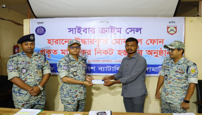 হারিয়ে যাওয়া ৩১ টি মোবাইল ও টাকা ফিরিয়ে মুখে হাসি ফোটালো ১৮ এপিবিএন, রাঙ্গামাটি