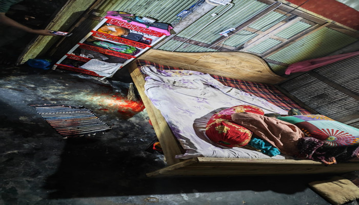 ​কুমিল্লায় স্ত্রীকে গলা কেটে হত্যাচেষ্টার পর থানায় স্বামীর আত্মসমর্প