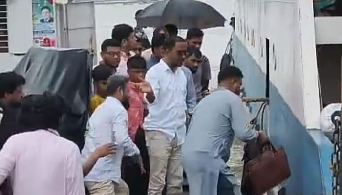 মাঝ নদী থেকে ফেরি ফিরিয়ে আনার অভিযোগ, যাত্রীদের ক্ষোভ