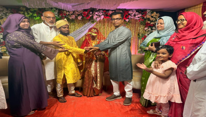 ​পিরোজপুরে এতিম কন্যার বিয়েতে জেলা প্রশাসক অভিভাবক