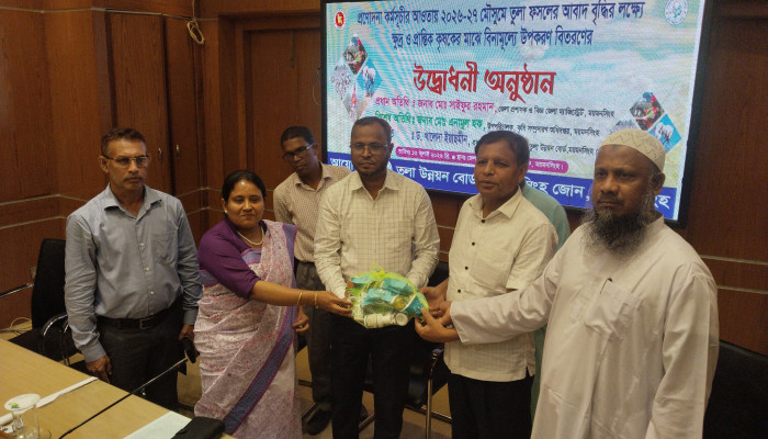 ময়মনসিংহে ক্ষুদ্র ও প্রান্তিক কৃষকদের মাঝে বিনামূল্যে কৃষি উপকরণ বিতরণ