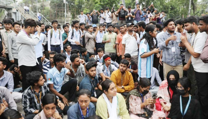 দিনভর আন্দোলন-লাঠিচার্জ, রাতে দুঃখ প্রকাশ