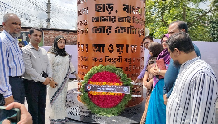 শহীদ পরিবারের সদস্যদেরকে ফুল ও সম্মাননা স্মারক প্রদান