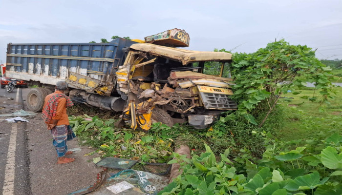 নেত্রকোণায় দুই ট্রাকের সংঘর্ষে চালক নিহত, আহত ২