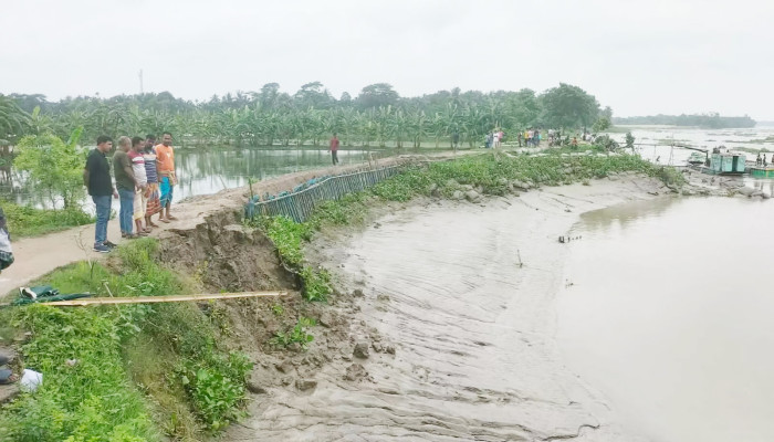 ১০ গ্রাম প্লাবিত হওয়ার আশঙ্কা, ঝুঁকিতে খুলনা আতাই নদীর বাঁধ