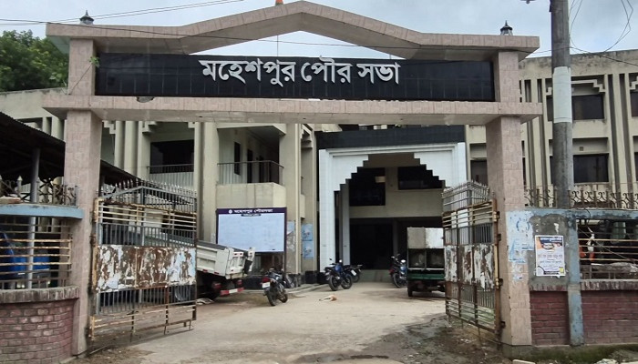 দেড়’শ বছরের পুরোনো মহেশপুর পৌরসভায় নাগরিক সেবার সংকট, ক্ষোভে পৌরবাসী