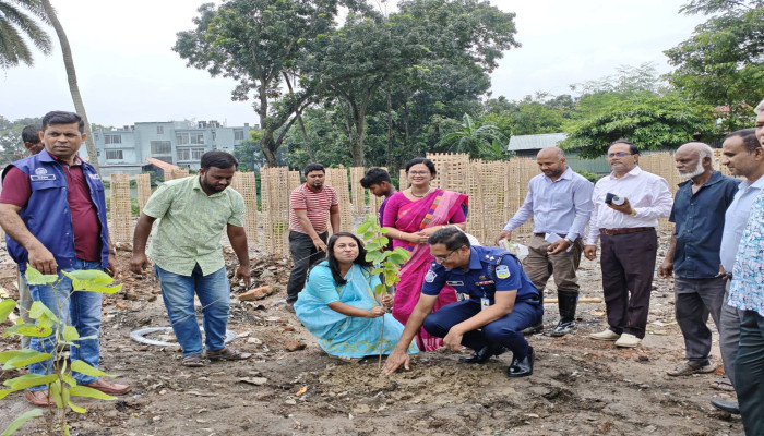 ​শেরপুরে আকাশলীনা পৌর উদ্যানে বৃক্ষরোপন কর্মসূচি