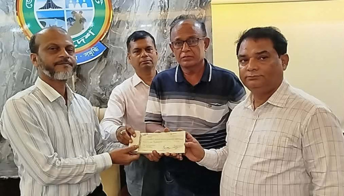 ​বিভিন্ন উন্নয়ন প্রকল্পের চেক হস্তান্তর করলেন ব্যারিস্টার শেখ মোঃ জাকির হোসেন