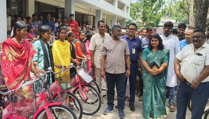 ​নওগাঁর বদলগাছীতে ক্ষুদ্র নৃগোষ্ঠীর মাঝে বাইসাইকেল, সেলাই মেশিন ও শিক্ষাবৃত্তি বিতরণ
