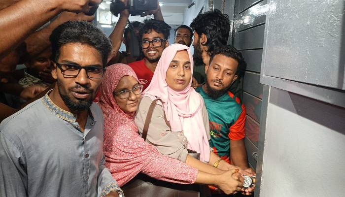 ​সিভিল সার্জনের অপসারনের দাবীতে কক্ষে তালা