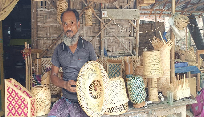 ​সৈয়দপুরে বাঁশের তৈরী পণ্যে লাভবান হাজীমুল