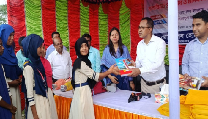 ​ফরিদপুরে পদ্মার দুর্গম চরে অবহেলিত মানুষের পাশে ছুটে গেলেন ডিসি