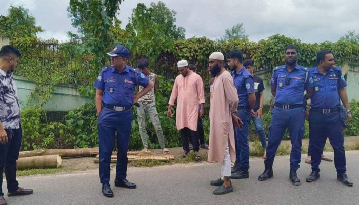 ​গাছ ফেলে বাস থামিয়ে ৫৭ লাখ টাকা লুট, বিকাশকর্মীকে ছুরিকাঘাত