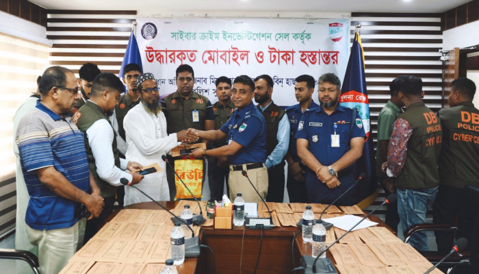 ঝিনাইদহে উদ্ধারকৃত ১০৬টি মোবাইল ফোন ও প্রতারণায় হারানো টাকা প্রকৃত মালিকদের হাতে তুলে দিলেন জেলা পুলিশ