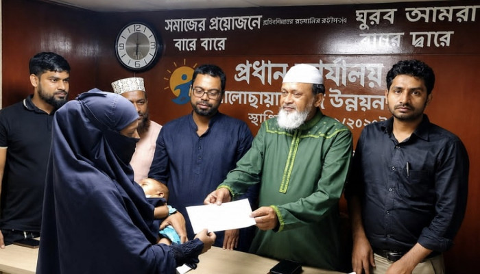 ​যশোরে অসহায় ও সুবিধা বঞ্চিত মানুষের পাশে ‘আলোছায়া’, দেওয়া হলো আর্থিক সহায়তা