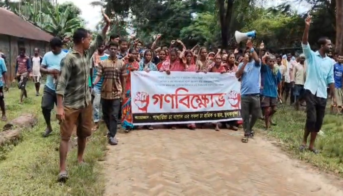 ​বড়লেখায় ৫০০ টাকা মজুরির দাবিতে চা শ্রমিকদের মানববন্ধন ও বিক্ষোভ