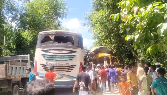চাঁদপুরে বাস-ট্রাকের মুখোমুখি সংঘর্ষ, নিহত ৩