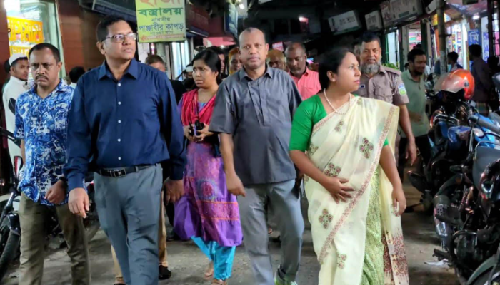 ​রাত ৮টার মধ্যে শেরপুরে শপিংমল-দোকান বন্ধে ও প্রচারণায় জেলা প্রশাসক-পুলিশ সুপার