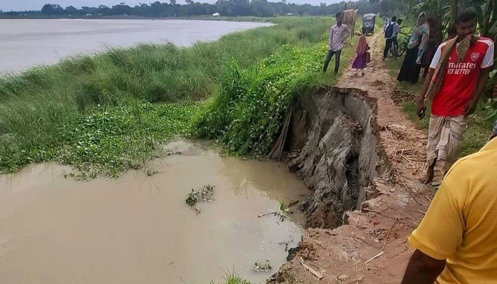 ​মাদারীপুরে  আড়িয়াল খাঁ নদে ফের তীব্র ভাঙন, ঝুঁকিতে বেড়িবাঁধ-সড়ক