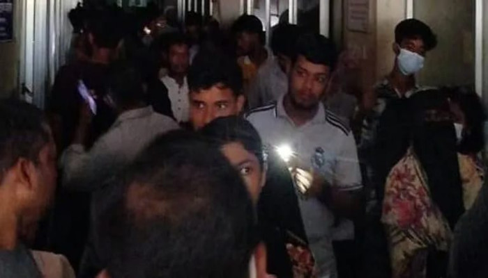 ​চমেকে বিদ্যুৎ বিপর্যয়, আড়াই ঘণ্টা অন্ধকারে রোগী-স্বজনরা