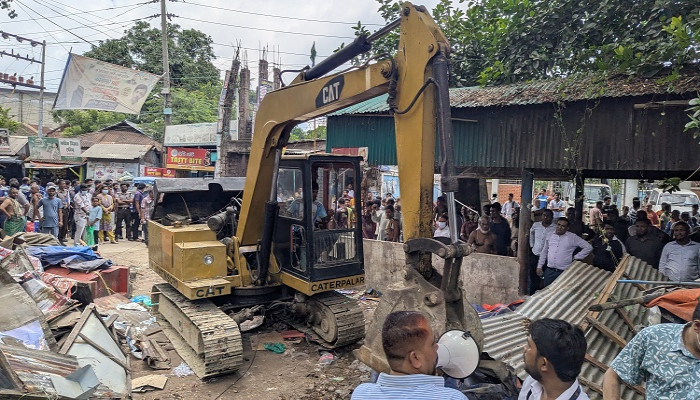 মুন্সিগঞ্জ লঞ্চঘাট এলাকায় বিআইডব্লিটিএ'র উচ্ছেদ অভিযান
