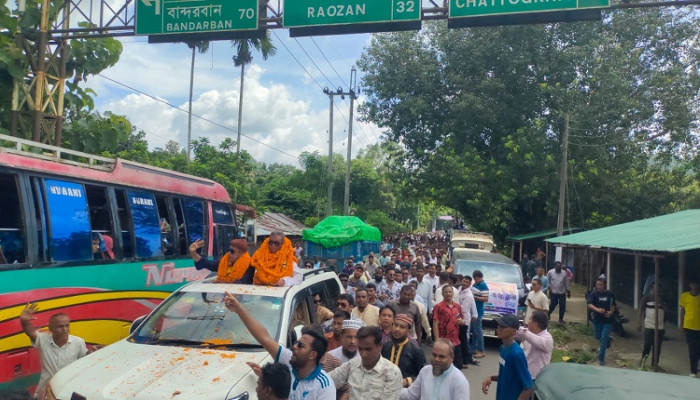 ​পথে পথে ফুলেল শুভেচ্ছায় সিক্ত হলেন দীপন তালুকদার দিপু