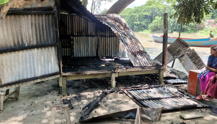 ​গৌরনদীতে বেদে পল্লীতে দু’গ্রুপে হামলা-পাল্টা হামলা, ভাঙচুর অগ্নিসংযোগ : ৫ নারীসহ আহত ১৫
