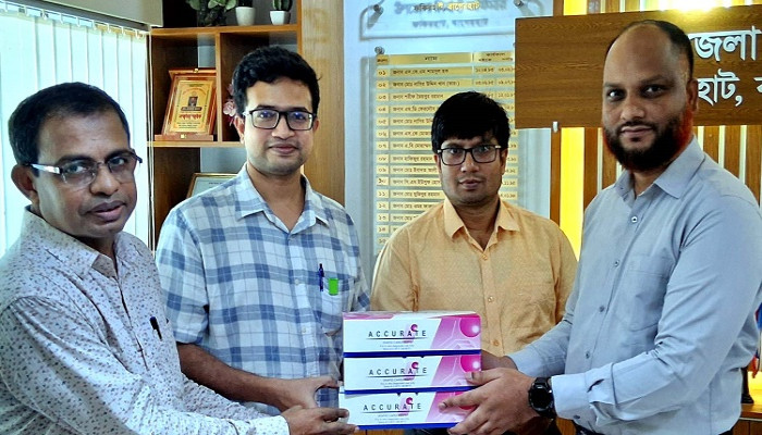 ​ফকিরহাটে ডেঙ্গু বেড়ে যাওয়ায় হাসপাতালে কিট প্রদান