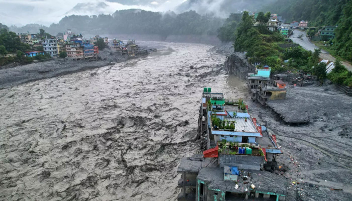 বন্যায় নেপাল-চীনে নিহতের সংখ্যা ৯০০ ছাড়িয়েছে