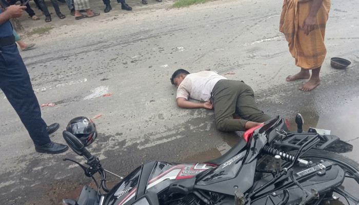 ​সন্তানকে স্কুলে পৌঁছে দিতে গিয়ে বাসের ধাক্কায় প্রাণ গেল কলেজ কর্মচারীর, আহত সন্তান